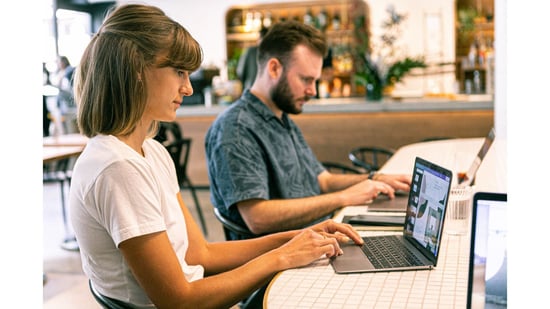 EC Frau und Mann am Laptop seitwärts